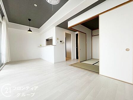 開放感あふれるリビングは、明るい日差しが差し込む心地よい空間です。隣接するスペースとの一体感もあり、ステータスを感じさせる洗練された内装が、ご家族の団らんのひとときをより一層華やかに彩ります