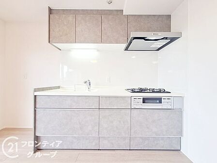 吊戸棚付きの収納力に優れたキッチンで、調理器具もたっぷり収納できます