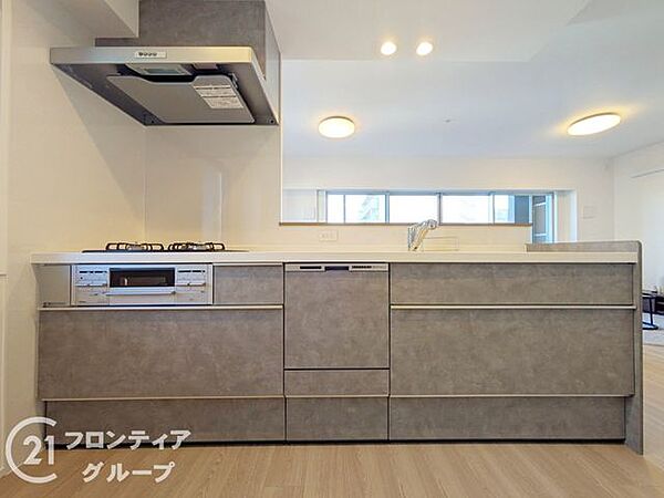 広い作業スペースと充実した収納が、料理を快適にサポートし、効率的な調理を実現します