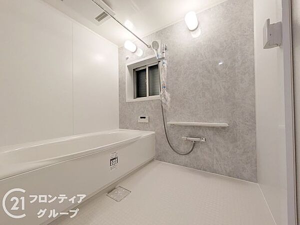 バスタブ付きで、ゆったりとお風呂に浸かり、疲れた体を癒せる贅沢な空間です。窓があるのでこまめに換気ができ、清潔感を保てます。リラックスタイムをより豊かにする素敵な選択です。