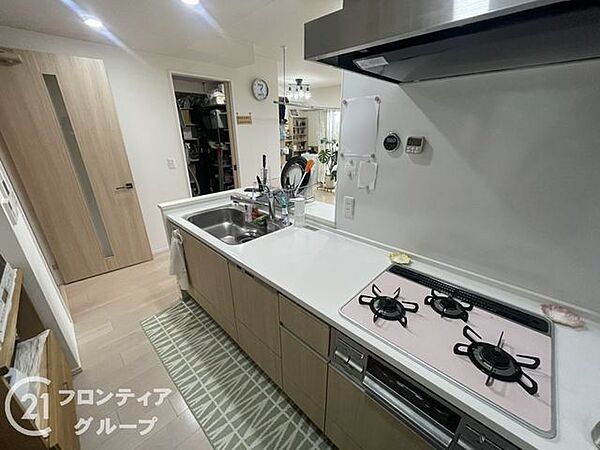 キッチンは、料理を楽しむための機能的な空間で、効率的な作業をサポートします