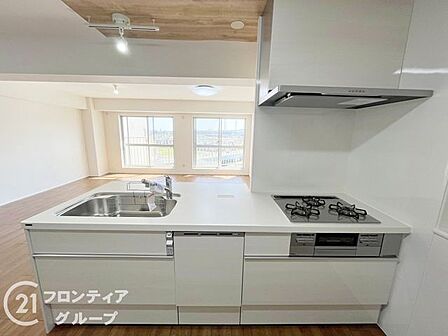 キッチンから部屋中が見守れるので、小さなお子様がいるご家庭でも安心です。シンプル×ナチュラルな温かい空間は、どんなスタイルの家具も合わせやすいお部屋です。