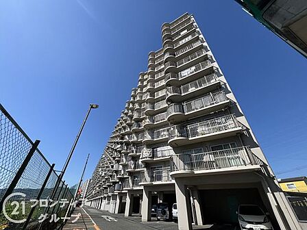 シンプルで洗練されたマンション外観は、住む人のセンスを引き立て、落ち着いた雰囲気を提供します。都会的なデザインが魅力で、住む人に誇りを与える空間です