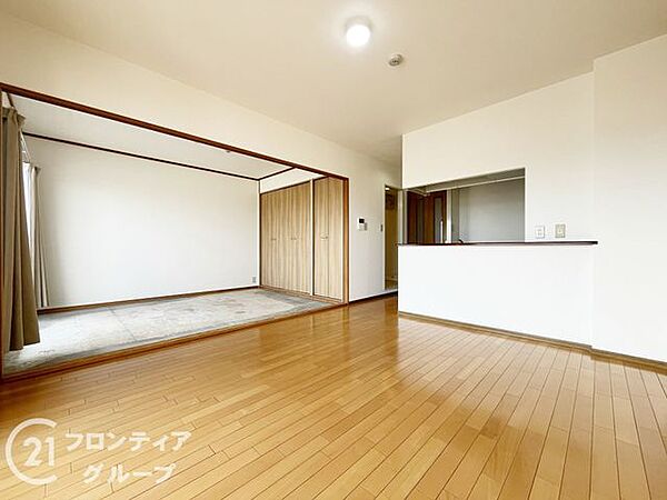 窓から差し込む柔らかな光が心地よいリビングは、家族の絆を深める開放感あふれる空間です。駅直結の利便性を享受しながらも、一歩室内に入れば静寂に包まれたプレミアムな暮らしが待っています