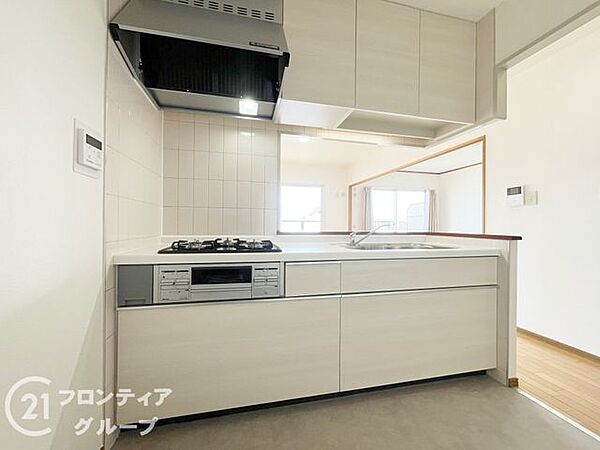 洗練されたデザインのシステムキッチンは、毎日の料理を特別なひとときに変えてくれます。広々としたワークトップで作業もスムーズに進み、家族との会話を楽しみながら美味しい食事を用意できます