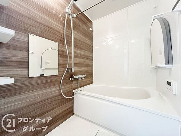 木目調のパネルが落ち着いた雰囲気を醸し出すバスルームは、一日の疲れを癒す極上のプライベート空間です。ゆったりとした浴槽に身を沈めれば、心身ともにリフレッシュできる穏やかな時間が流れます