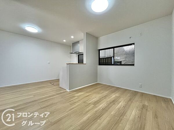 木の温もりを感じるフローリングと、明るい陽光が差し込むリビングダイニングです 配置のしやすい間取りとなっており、お気に入りのソファや家具を置いて、家族が自然と集まる心地よい空間を演出いただけます