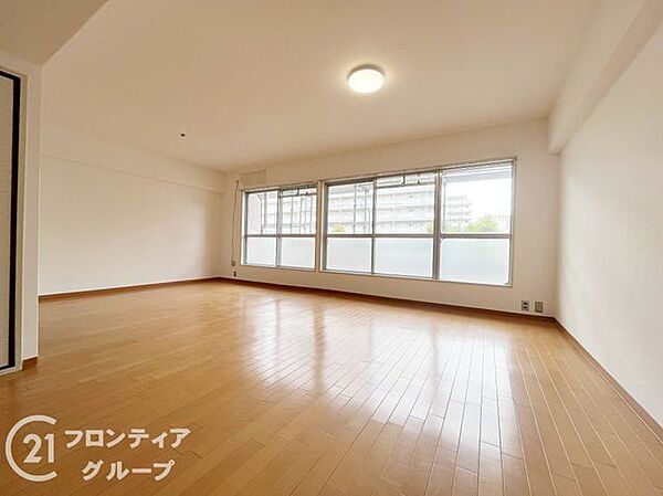 リビングは、家族や友人との時間を楽しむのに最適な広さです。快適な居住空間を提供します。