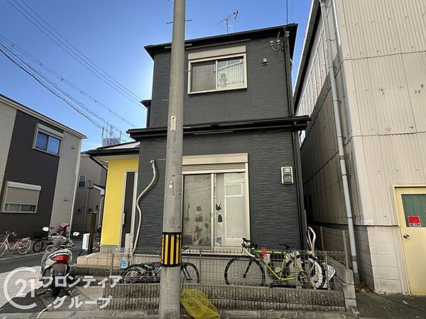 しっかりとした造りの外観は、安心感を与える堅牢なデザインです。長く住み続けられる住まいです。