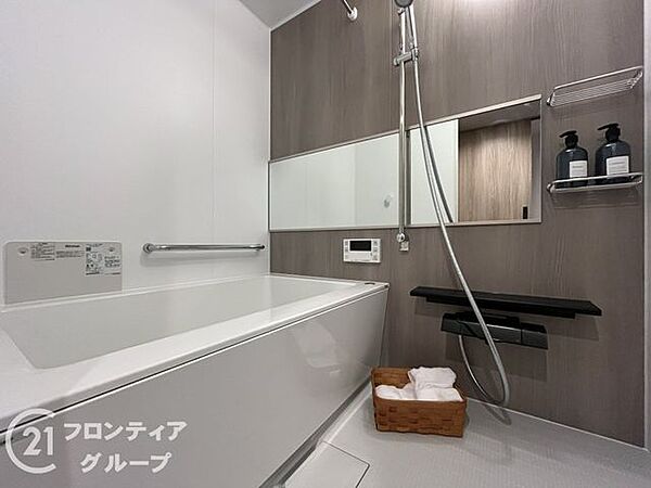 給湯器リモコンの設置あり！追い炊きが簡単なので、いつでも楽に入浴できます。きれいな浴室で1日の疲れを癒してください