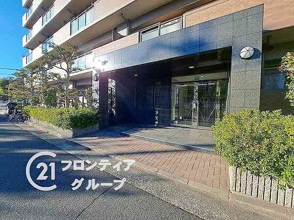 落ち着いた雰囲気のエントランスは、訪れる人に心安らぐ空間を提供し、温かく迎えてくれます！