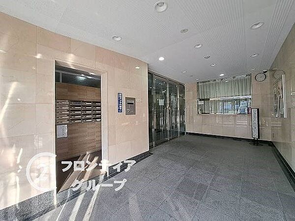 機能的なロビーで、住む人が快適に過ごせるよう配慮されています。また住む人に安心感を与えます。