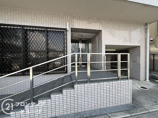 玄関は、家の顔とも言える大切なスペースで、訪れる人に温かい印象を与え、家全体の雰囲気を引き立てます！