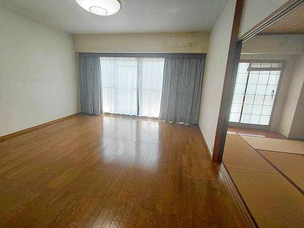 木目調のフローリング材を使用しており、ナチュラルな見た目のため暖かく落ち着いた雰囲気のお部屋となっております