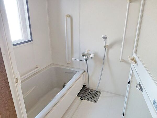 しっかり換気が出来る大きな窓付き。湿気がこもりやすい浴室も清潔に保てます。