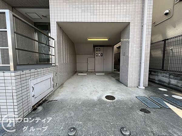 安全性を考慮した駐車場で、大切な車を安心して停められます