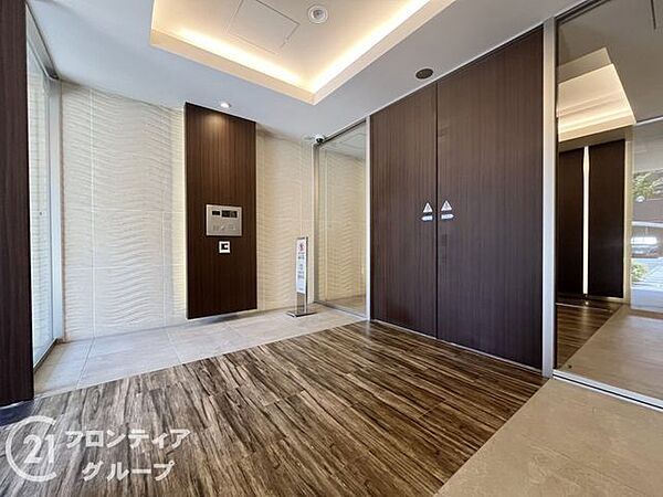 重厚感のある内装と間接照明が演出する、ホテルライクなロビー空間です。日常の合間に、ゆったりとした時間の流れを感じながら寛ぐことができます
