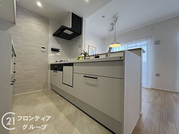 食器洗い乾燥機などの先進設備を備えたキッチンでお料理しながら、子どもたちの様子を見渡せるので安心ですね！