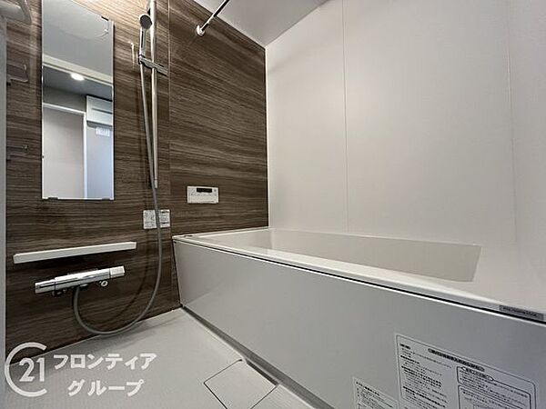 清潔感あふれる広々とした空間が心までリラックスさせてくれますね！追い焚き機能や浴室乾燥機など、快適なバスタイムを支える機能も充実していますね！