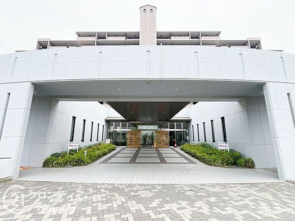 ガラス越しに明るい光が差し込むエントランスは、開放感たっぷりで心地よいですね！毎日ここを通るのが楽しみになりそうな空間ですね！