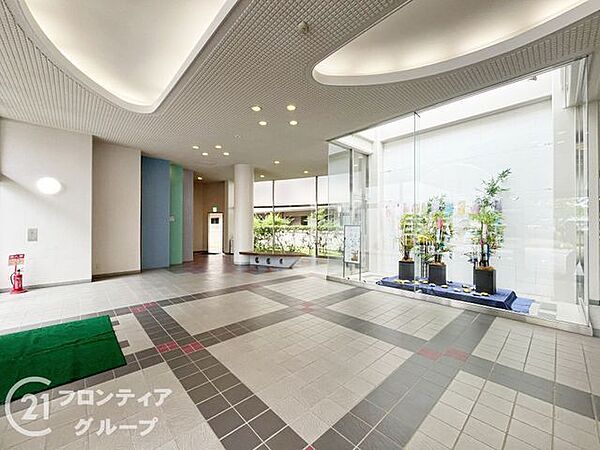 清潔感のあるロビーは、まるで高級ホテルのような静寂に包まれていますね！住む人の品位を感じさせる、ゆとりある共有空間ですね！