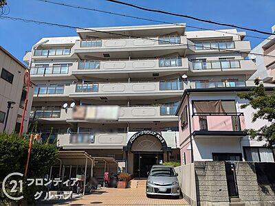 外観：洗練されたデザインが目を引く重厚感あふれる佇まいのマンションです。落ち着いた色調の外装が周囲の街並みと調和し、住まう人のプライドを満たしてくれる上質な暮らしを予感させてくれます