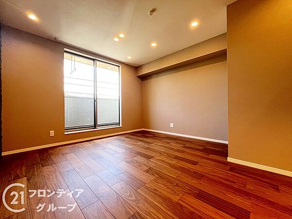 深みのある色合いの床材とモダンな照明が調和する、洗練された居住空間！窓からの景色と開放的な間取りが、日常にゆとりと彩りを与えてくれます。細部まで美しく整えられた、新しい門出に相応しい理想のリビング！