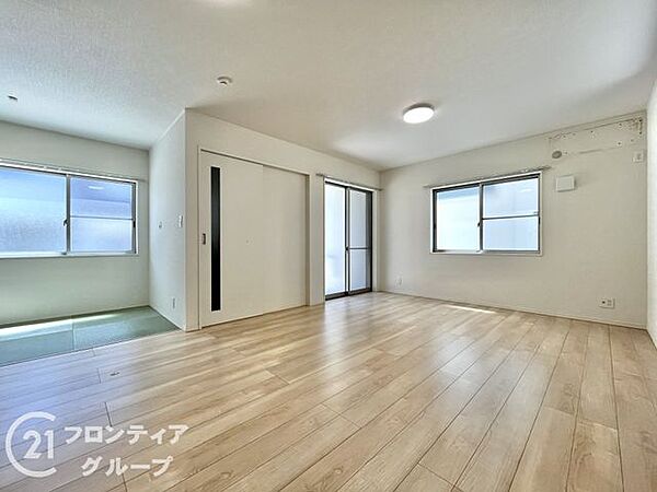 窓からの光が部屋いっぱいに広がり、家族みんなが自然と集まりたくなる明るい空間ですね！家具の配置がしやすい間取りで、自分好みのインテリアを考えるのもワクワク。温かい団らんの風景が目に浮かびますね！