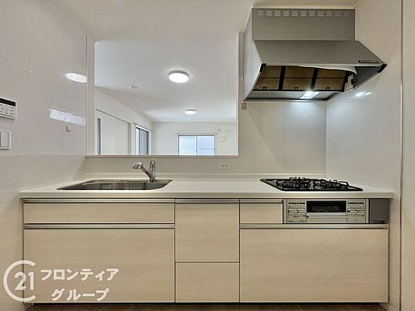 スタイリッシュなデザインと高い機能性を兼ね備えた調理空間！大容量の引き出し収納や広々としたワークトップが、日々の暮らしにゆとりをもたらします。家族の笑顔が集まる、住まいの中心にふさわしいキッチンです