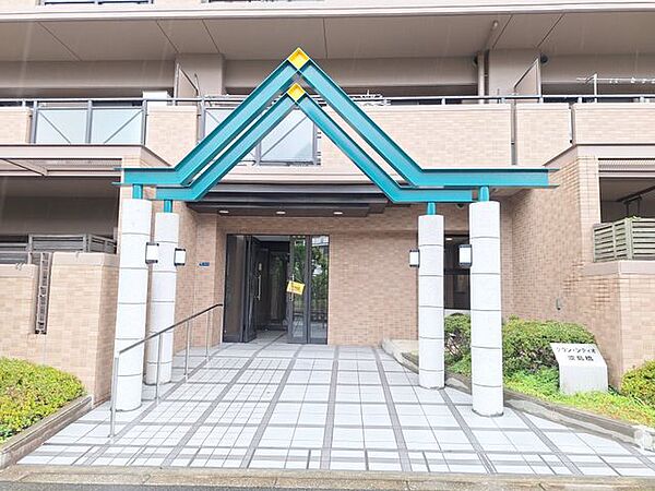 エントランス前はフラットになっており、ベビーカーなどの移動もらくらく！