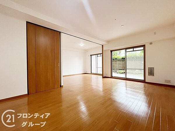 リフォーム済みのリビングは、洗練されたデザインと快適な空間が広がり、家族の集う場所にぴったりです！