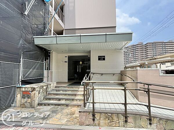 マンションのエントランスは、住まう方々を迎える洗練された空間です。日常の出入りを快適にするための工夫がされています。