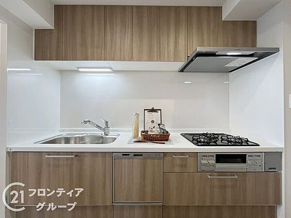 3口コンロ付きのキッチンは、調理の効率が良く、同時に多くの料理を作れる便利で機能的な空間です