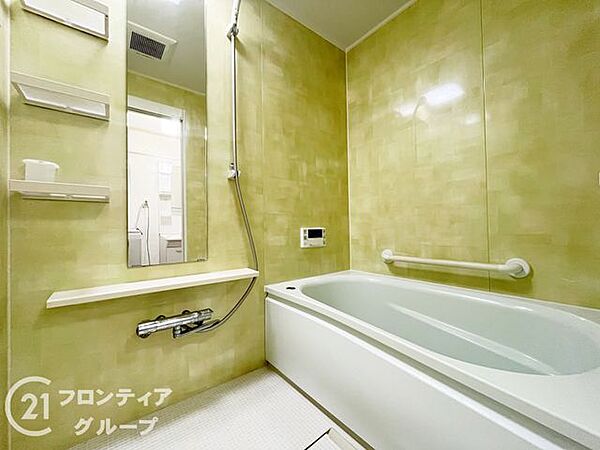 一日の疲れを優しく解きほぐしてくれる、ゆったりとした広さのバスルームです。清潔感溢れる空間と心地よい質感の浴槽が、心身ともにリフレッシュできる心地よいリラックスタイムを演出します
