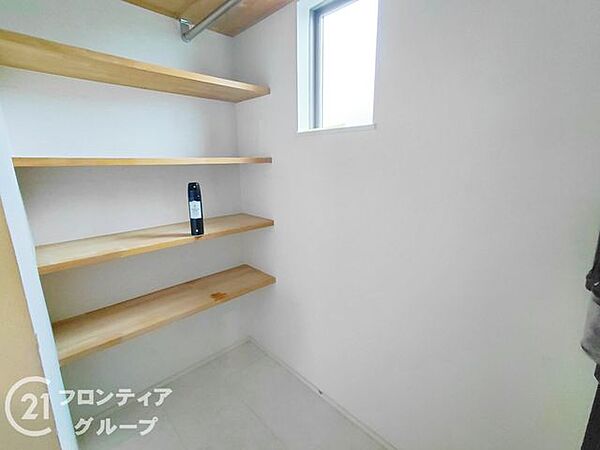 ウォークインクローゼット完備！衣類や靴、バッグなどを一か所にまとめて収納できるため、探し物が減り、毎日の準備がスムーズになります。