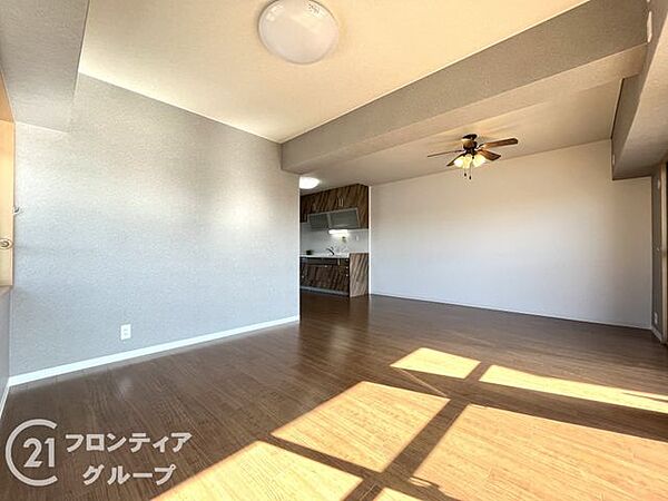 玩具が散らかってしまっても狭さを感じない広々とした洋室です。