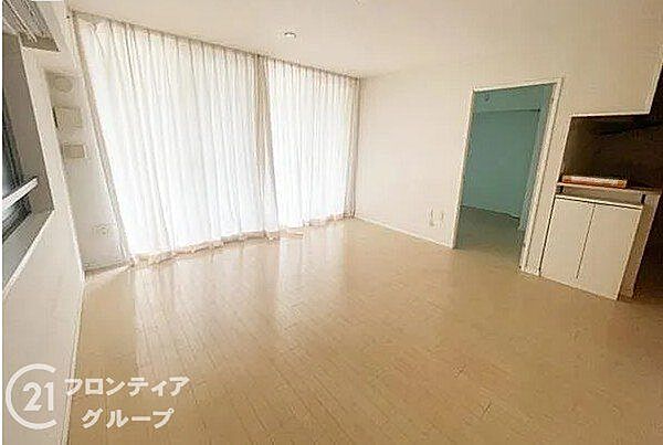 南西向きの窓からたっぷりの陽光が降り注ぐ開放感たっぷりの居住空間！角部屋ならではの二面採光で爽やかな風が通り抜ける心地よい暮らしが叶います。ペットものびのびと過ごせる広さが生活の質を高める大きな魅力！