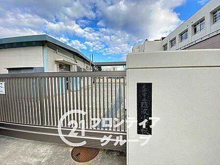 尼崎市立難波小学校 徒歩10分。 730m
