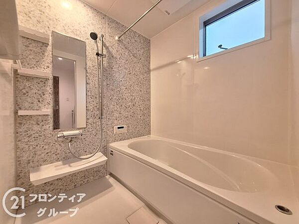 清潔感たっぷりの浴室は、中古とは思えないほど丁寧にクリーニングされていますね！毎日のバスタイムが楽しみになるような、ゆとりある空間設計が魅力です。新しい住まいで心身ともにリフレッシュできそうですね！
