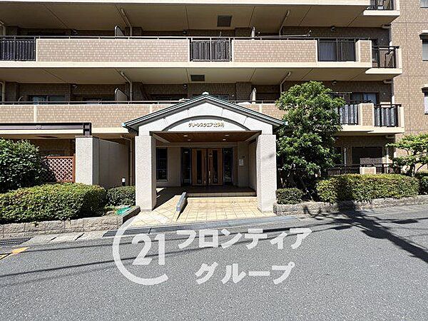 落ち着いた雰囲気のエントランスは、訪れる人に心安らぐ空間を提供し、温かく迎えてくれます！