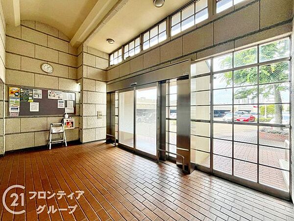高い天井と大きな窓から光が降り注ぐ、開放感あふれるロビー空間です。コンシェルジュサービスも充実しており、ホスピタリティ溢れるサポートが忙しい毎日に心の安らぎを添えてくれます