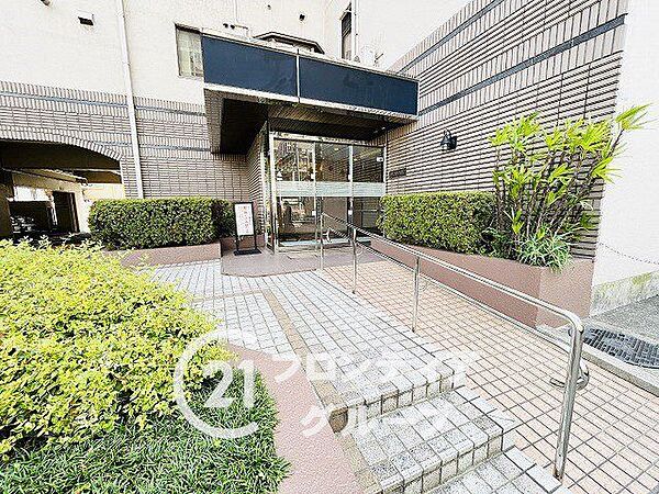 緑豊かな植栽に彩られたアプローチが住まう方を優しく迎え入れます。細部までこだわり抜かれた上質な設えが、マンションならではの品格とゆとりある日常を演出してくれます