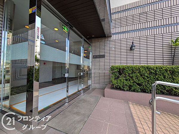 ガラス越しに広がる静謐な空間が、日常の喧騒を忘れさせてくれる心地よいひとときを提供します。上質なインテリアに包まれた広々としたロビーは、まるでお気に入りのラウンジのようです