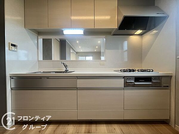機能的なシステムキッチンです。上部にも収納棚があり、調理器具や食器もすっきりと片付きます。リビングを見渡せる設計なので、お料理中も家族との会話が自然に弾みます