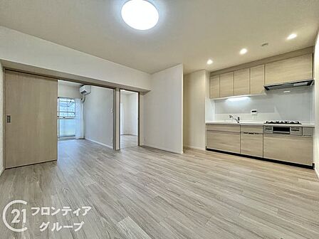 リビングは、家族や友人との時間を楽しむのに最適な広さです。快適な居住空間を提供します。
