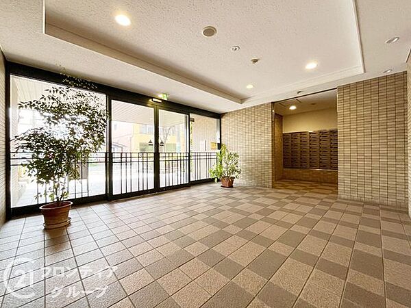 明るい照明と洗練されたデザインが、上質な雰囲気を演出します。