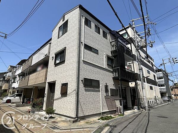 落ち着いた色合いのスタイリッシュな外観が魅力的ですね。角地ならではの開放感も素敵です。