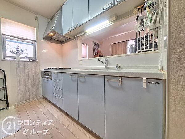 上下に豊富な収納スペースを備えた、機能的なシステムキッチンを採用しています。丁寧に使用されていたことがわかる清潔感があり、面倒な片付けもスムーズにこなせるため、お料理の時間がもっと楽しくなります