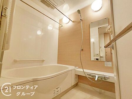 清潔感あふれるバスルームで、毎日の疲れを癒せます。明るく開放的な空間で、リフレッシュできるひとときをお楽しみください。
