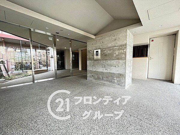 柔らかな光が差し込む開放的なロビーで過ごす時間は、心からリラックスできそうですね！